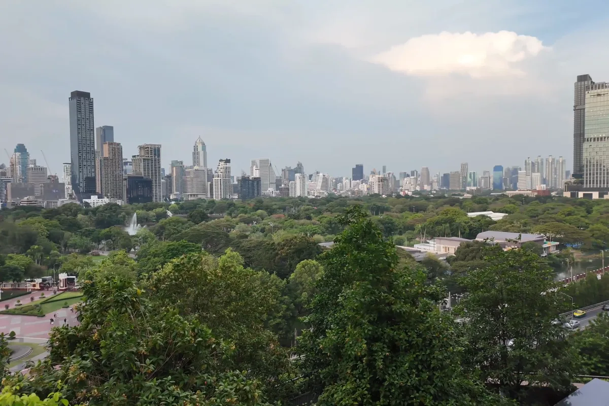 Blick über die Bäume des Lumphini Park auf die Hochhäuser von Sathorn
