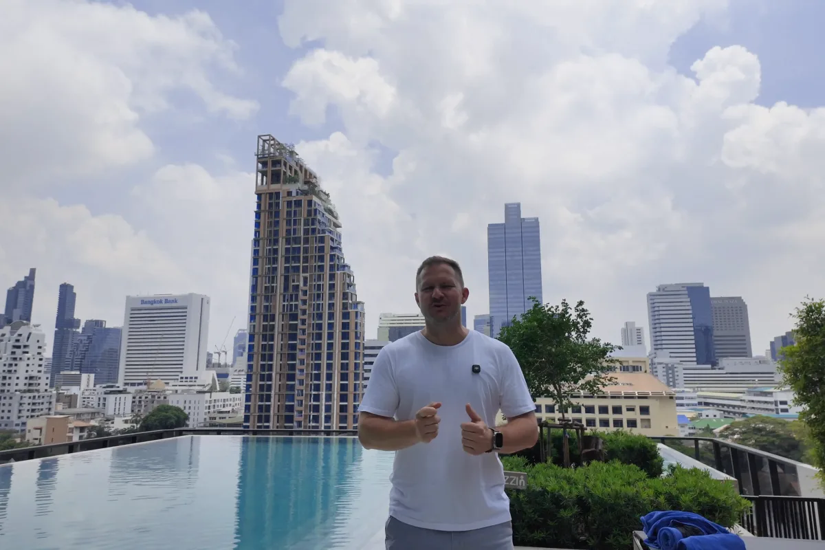 Der Pool des Ascott Embassy Sathorn mit Blick über die Hochhäuser Bangkoks