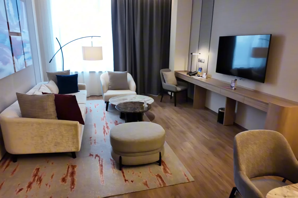 Der Wohnbereich eines Apartments im Ascott Embassy Sathorn