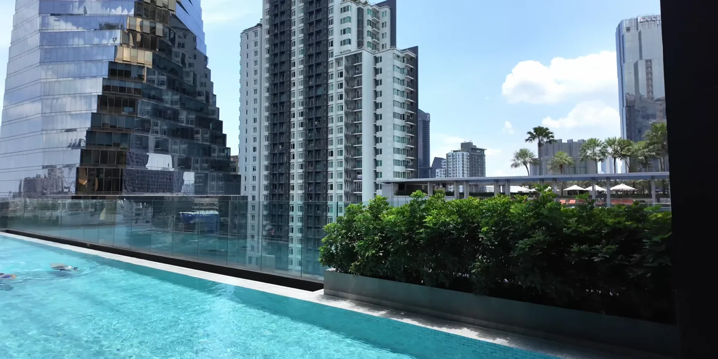 Der Rooftop-Pool des Ascott Thonglor mit Blick auf die Hochhäuser von Sukhumvit