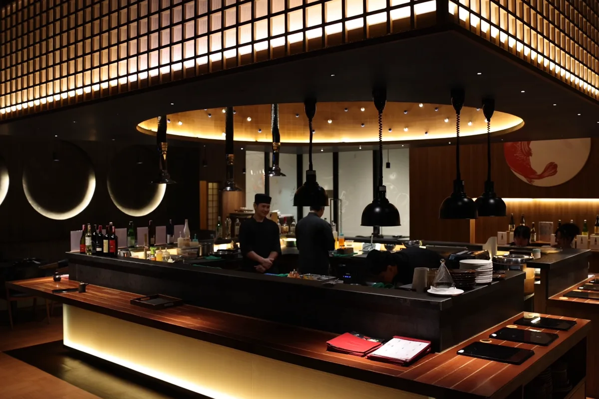 Der Innenraum des japanischen Restaurants KiNKi im Ascott Thonglor