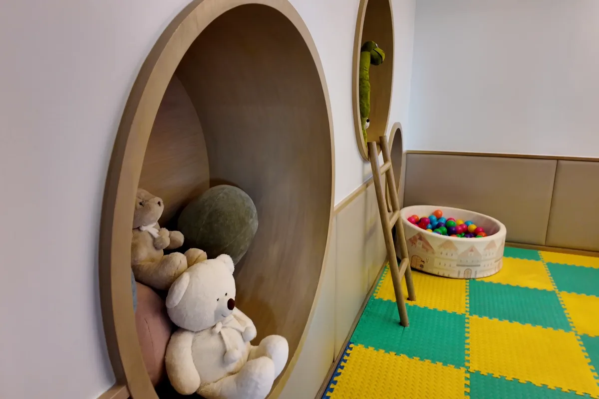 Das Kinderspielzimmer im Ascott Thonglor mit gepolsterter Nische