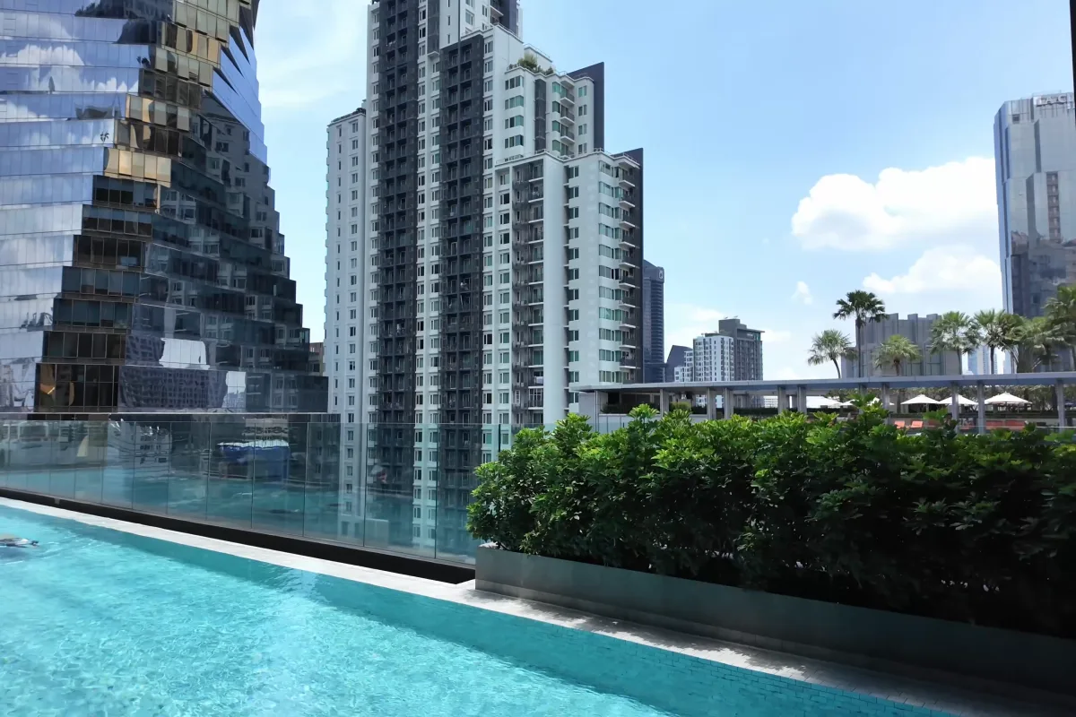 Der Rooftop-Pool auf Ebene 11 des Ascott Thonglor über den Dächern von Sukhumvit