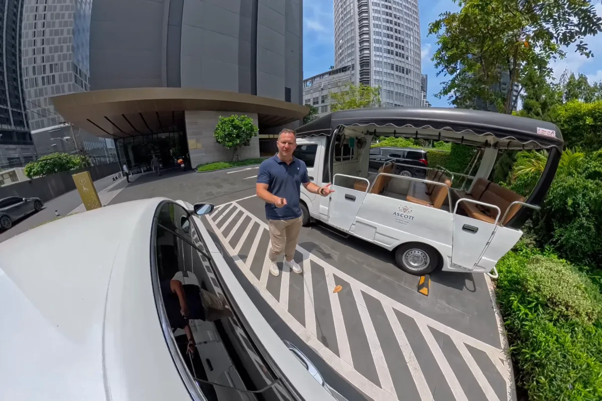 Ein Tuk-Tuk-Shuttle in der Vorfahrt eines Hotels in Thonglor