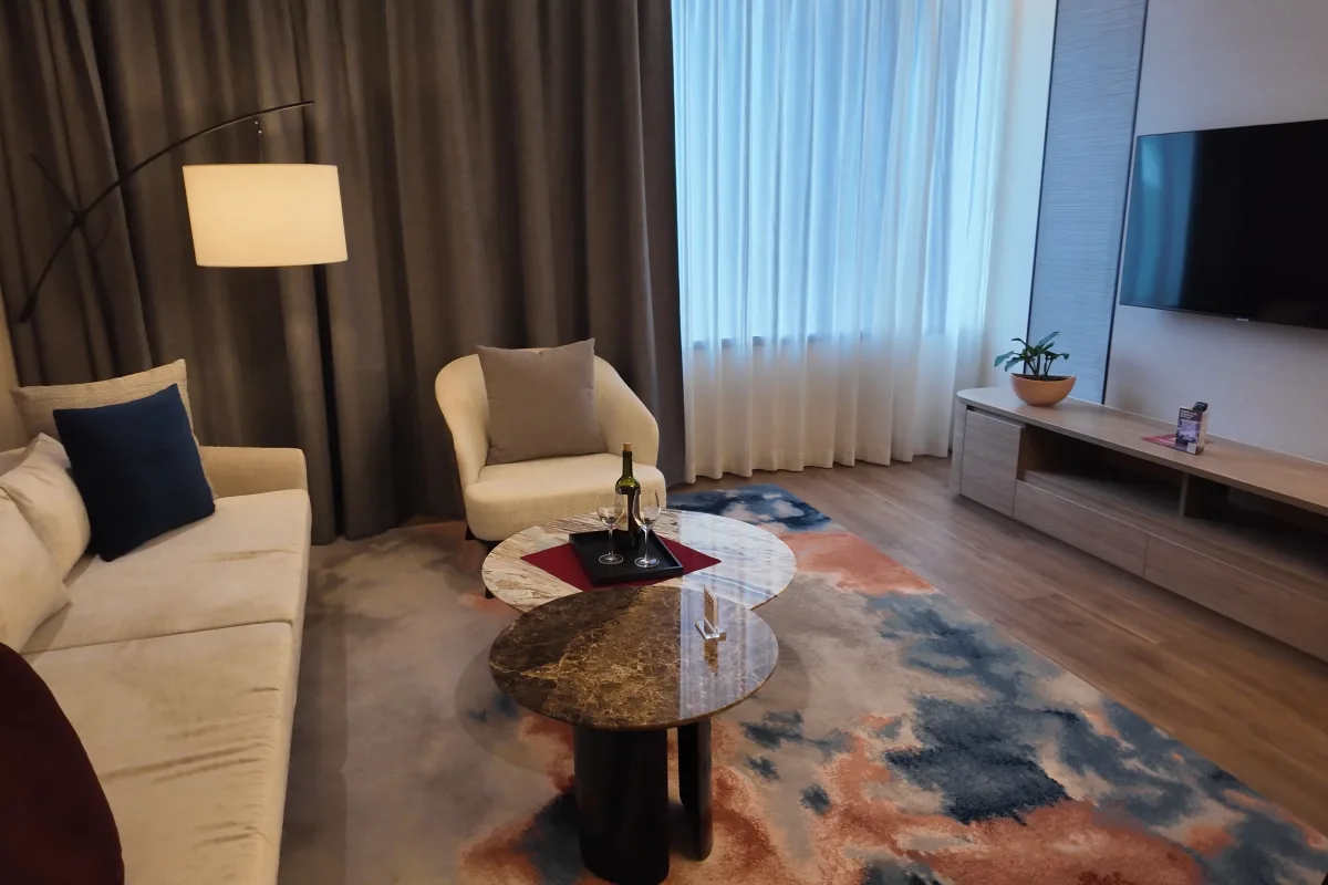 Der Wohnbereich des 1-Schlafzimmer-Apartments im Ascott Embassy Sathorn