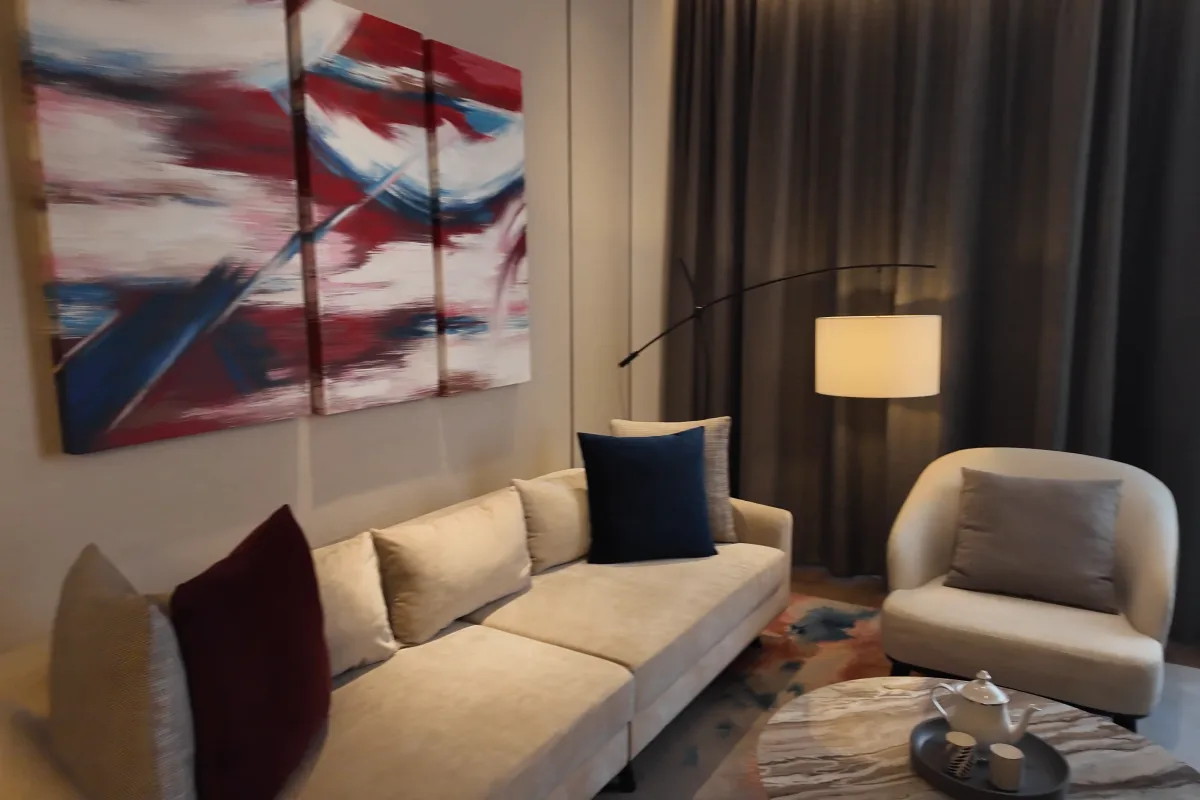Sofa und Sessel im Wohnbereich des 2-Schlafzimmer-Apartments im Ascott Embassy Sathorn