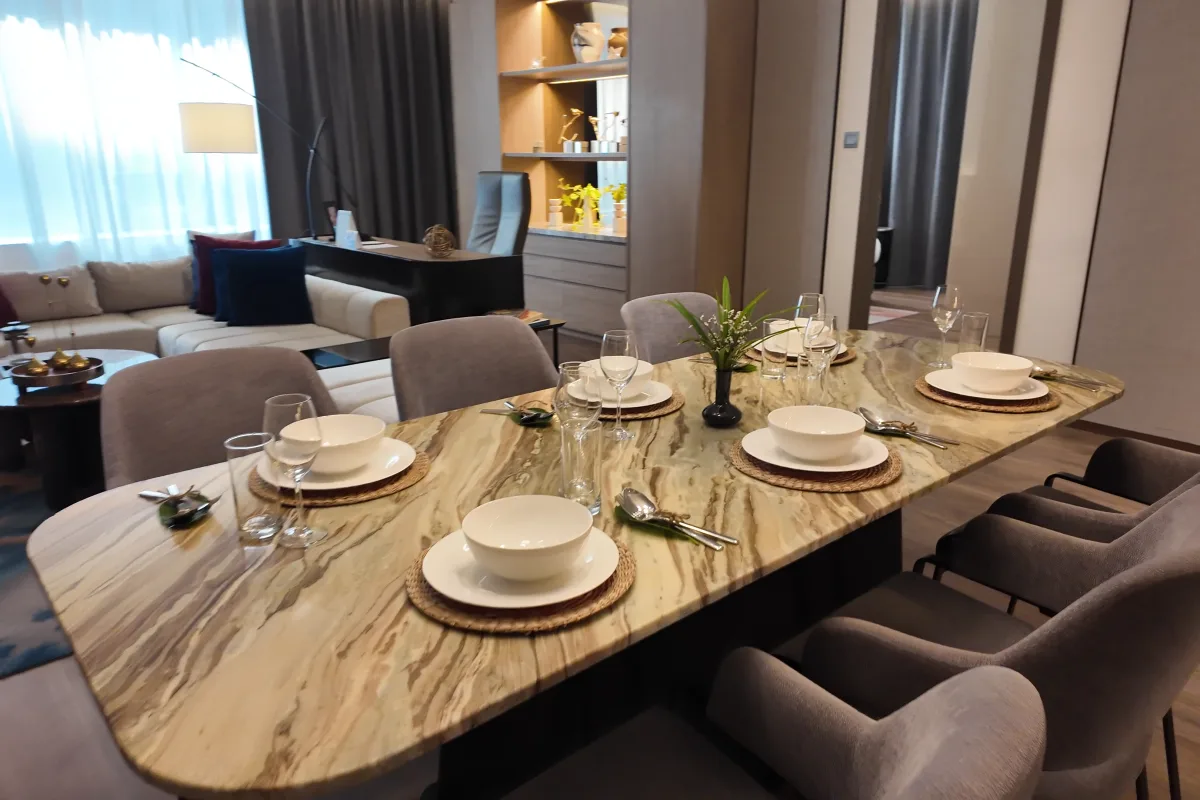 Der gedeckte Esstisch vor dem Wohnbereich im größten Apartment des Ascott Embassy Sathorn