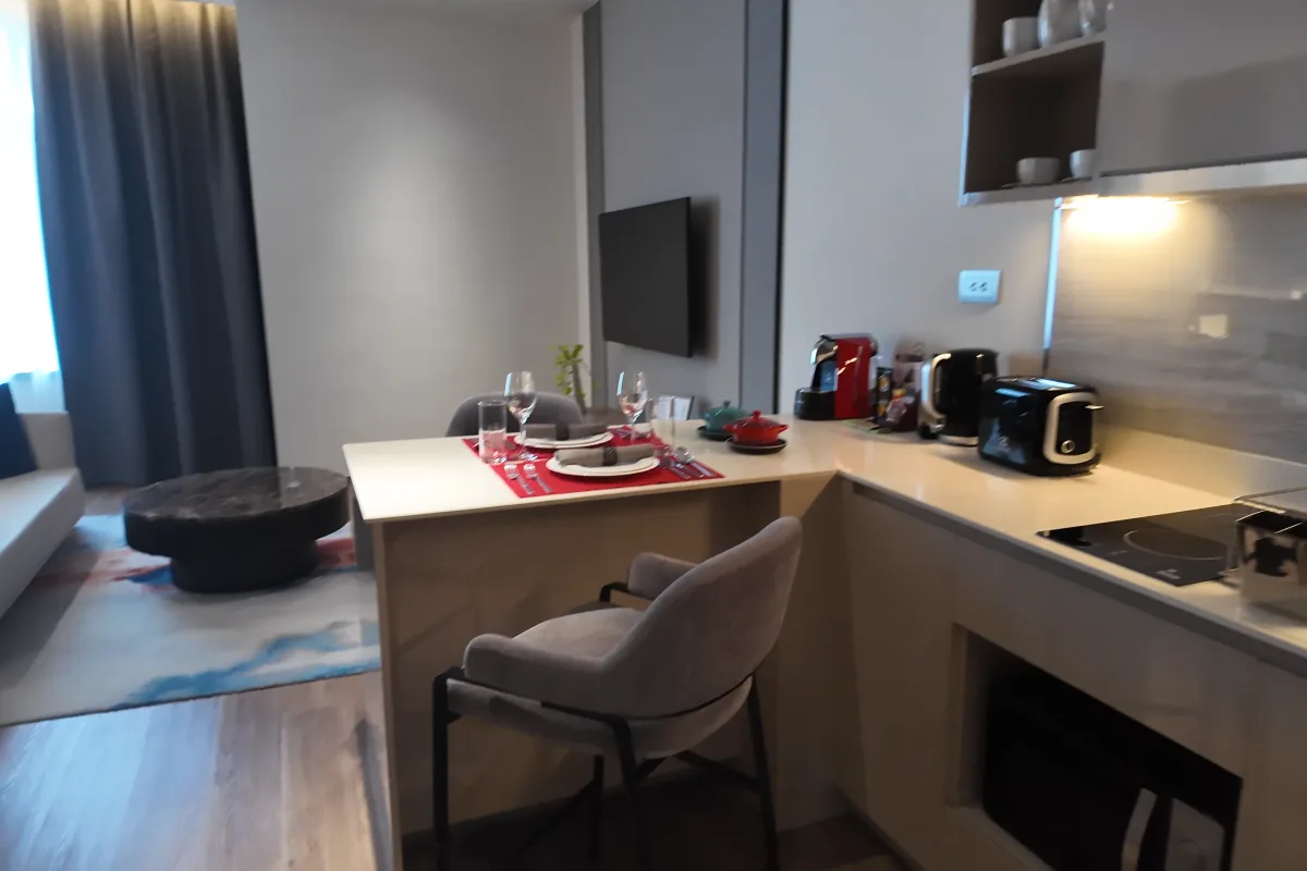 Die Küchenzeile mit Frühstückstheke im Studio Executive des Ascott Embassy Sathorn