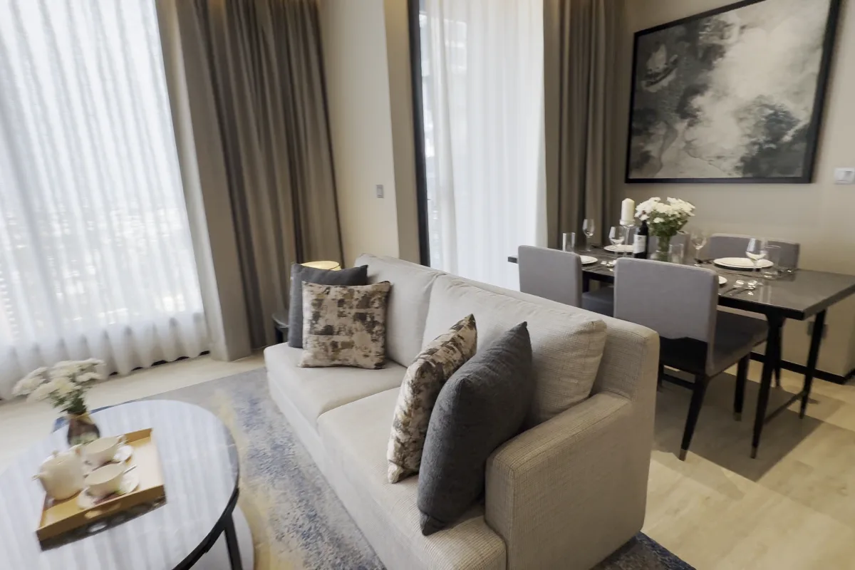 Wohn- und Essbereich am Fenster im 2-Schlafzimmer-Verbindungsapartment im Ascott Thonglor