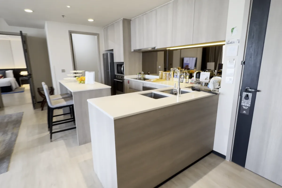 Kücheninsel und Wohnbereich im größten Apartment des Ascott Thonglor