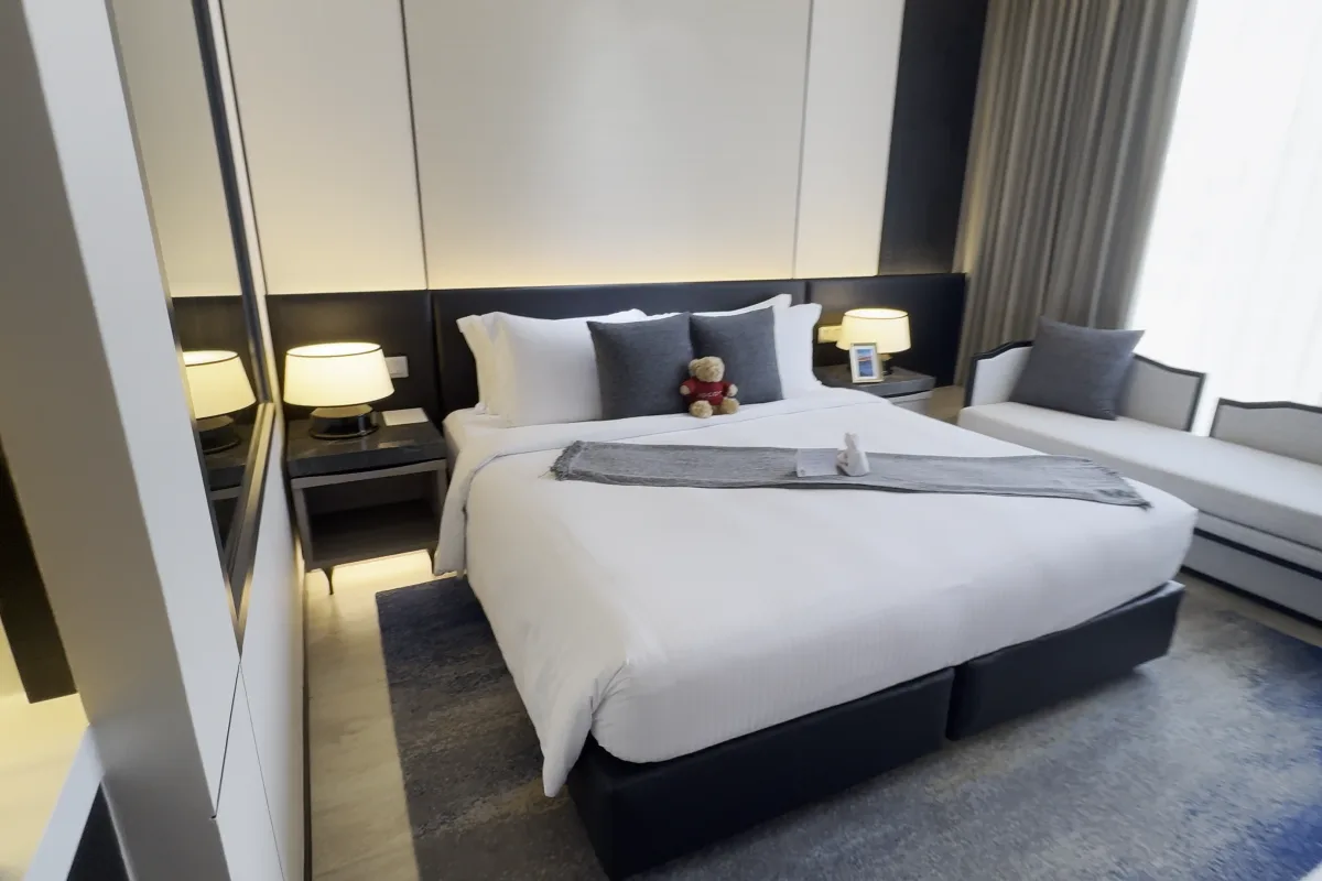 Das Bett im Deluxe-King-Zimmer des Ascott Thonglor