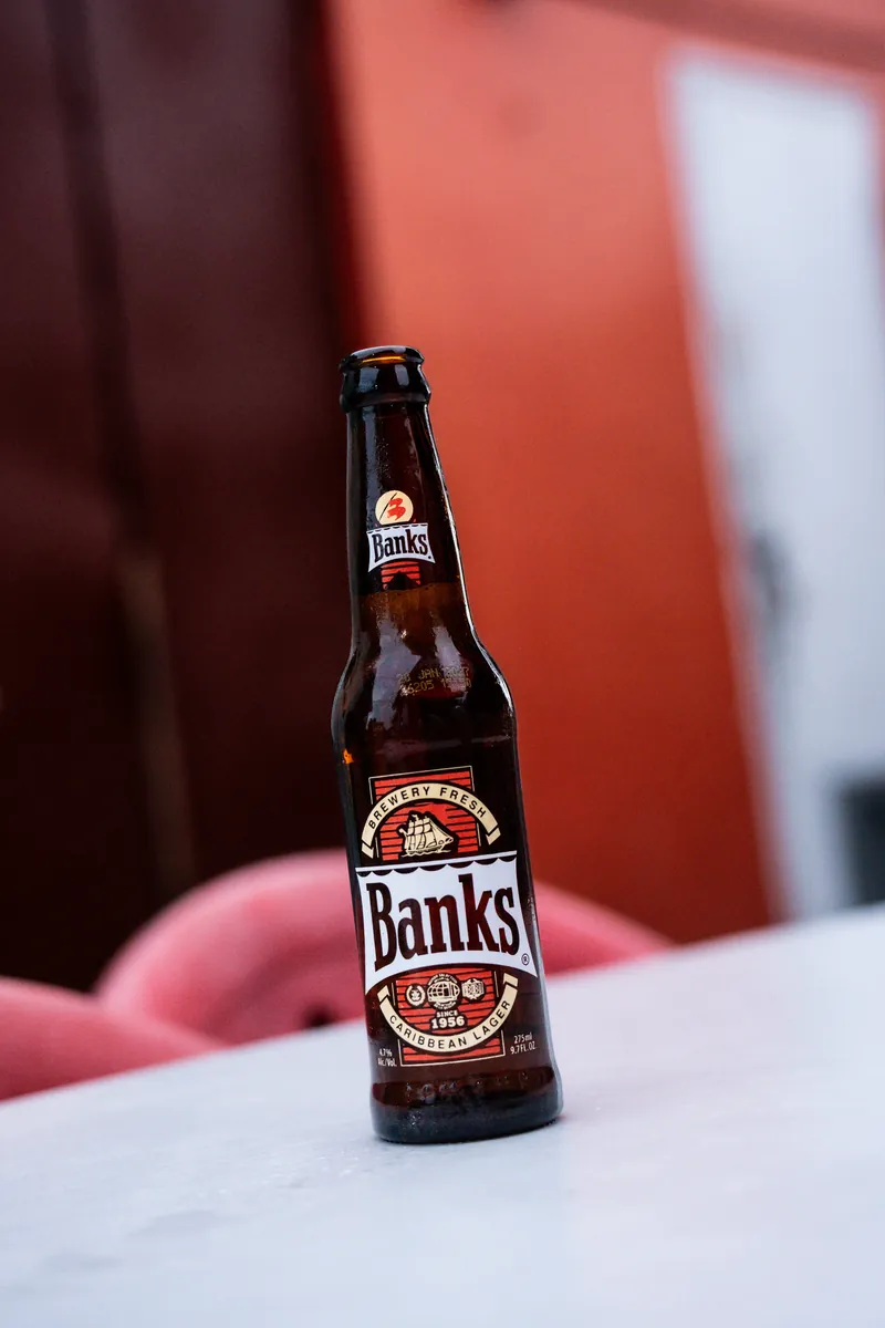 Flasche Banks-Bier auf einem Tisch