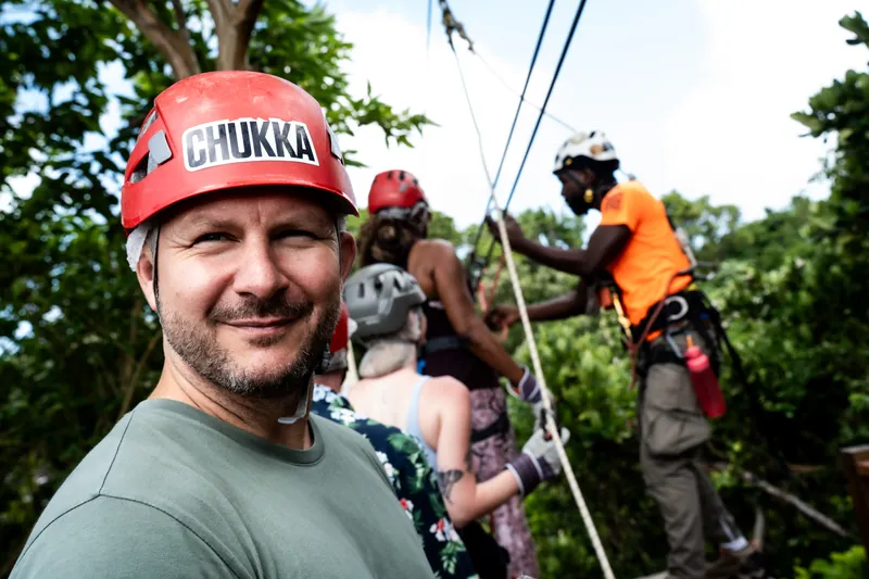 Benny mit rotem Kletterhelm an der Zipline-Station im Wald