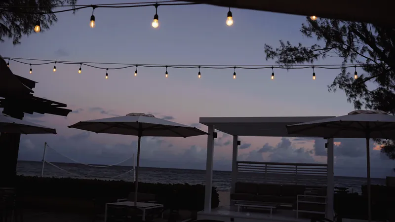 Strandbar mit Lichterketten am Abend
