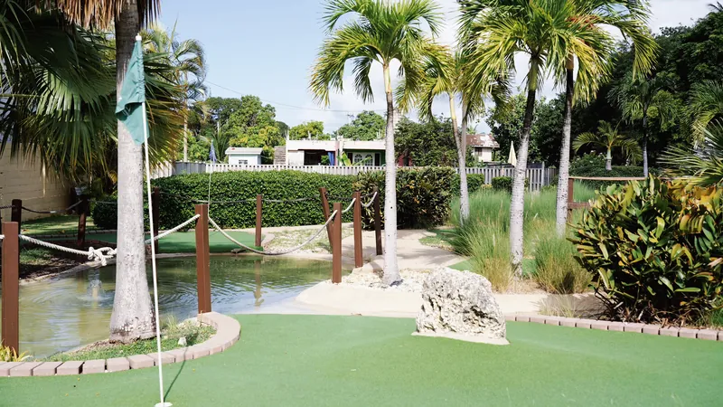Minigolfanlage zwischen Palmen