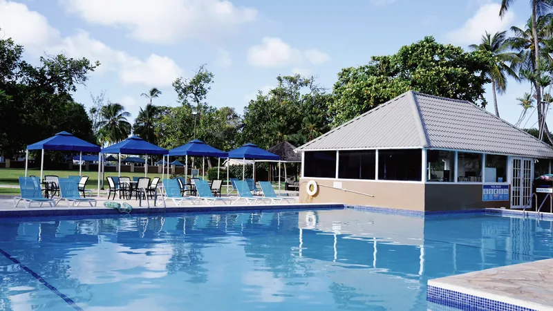 Pool mit Poolhaus und Liegen