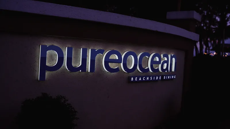 Schriftzug pureocean am Abend beleuchtet