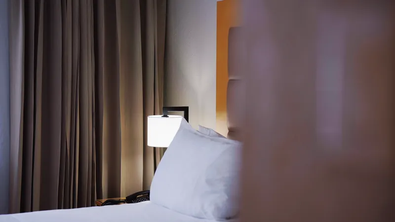 Schlafzimmer der One-Bedroom Pool View Suite mit Kingsize-Bett