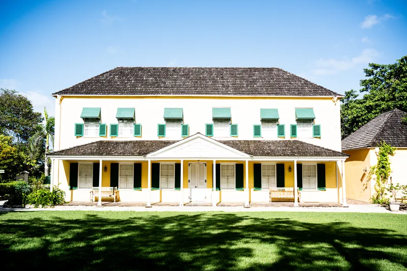 Gelbes historisches George Washington House mit grünen Fensterläden