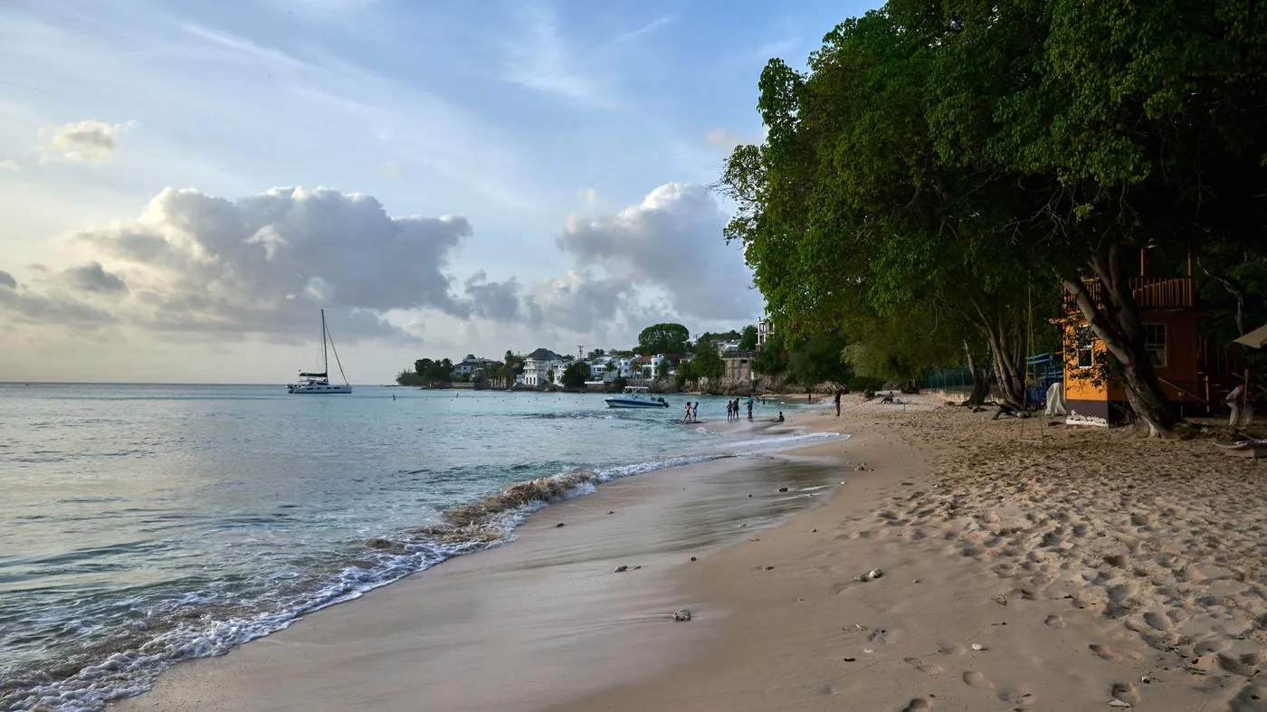 Batts Rock Beach an der Westküste von Barbados mit ruhigem, klarem Wasser