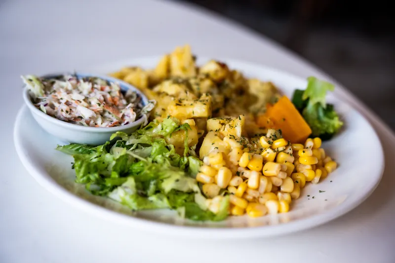Bunter Mittagsteller mit Mais, Kürbis und Salat