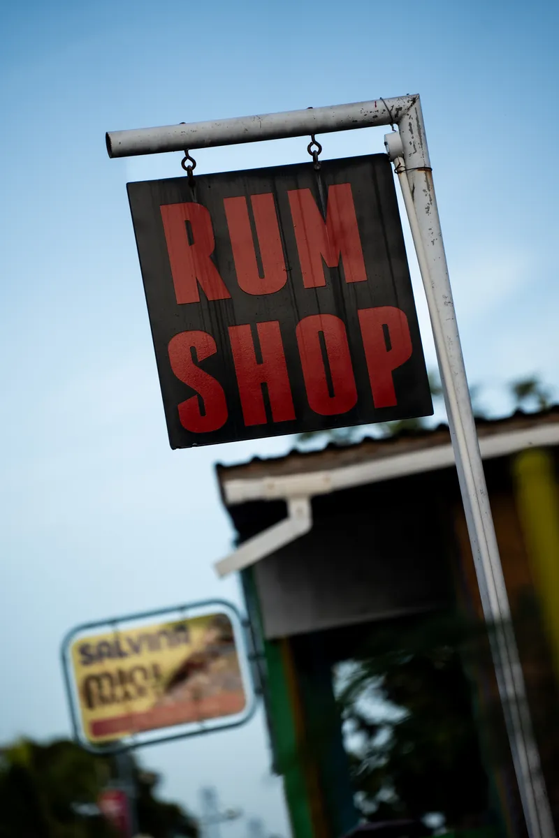 Rotes Schild mit der Aufschrift Rum Shop