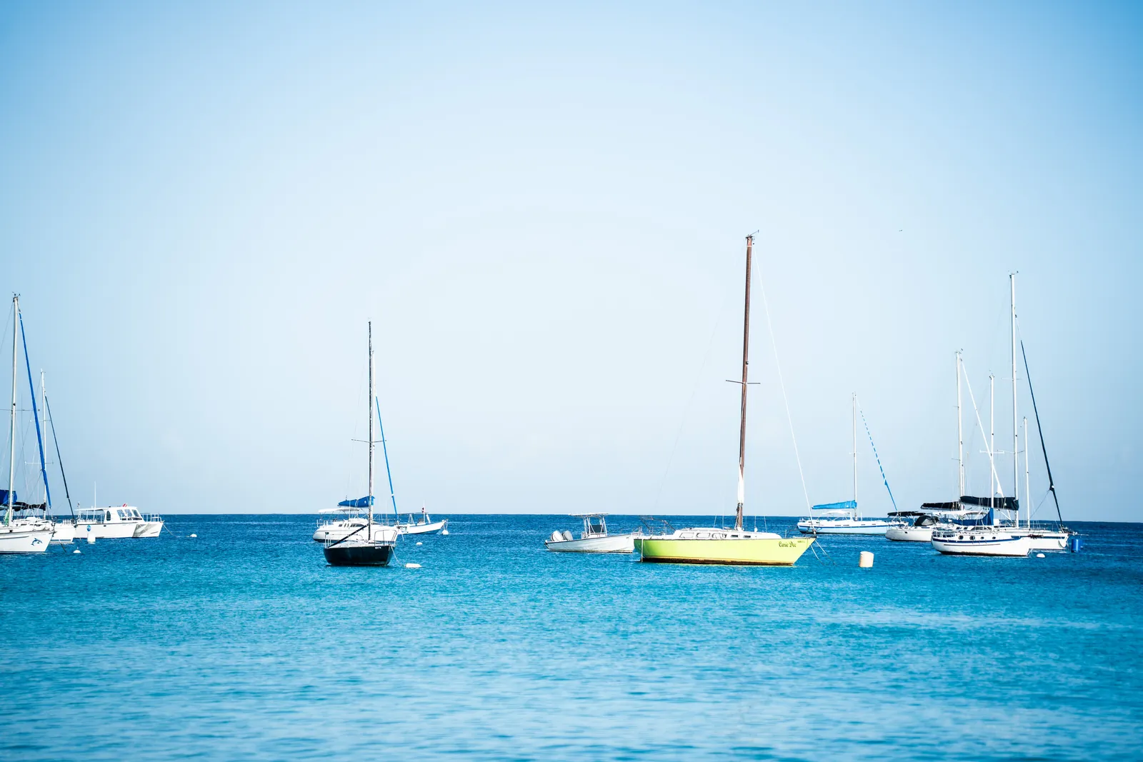 Segelboote in einer Bucht vor Barbados