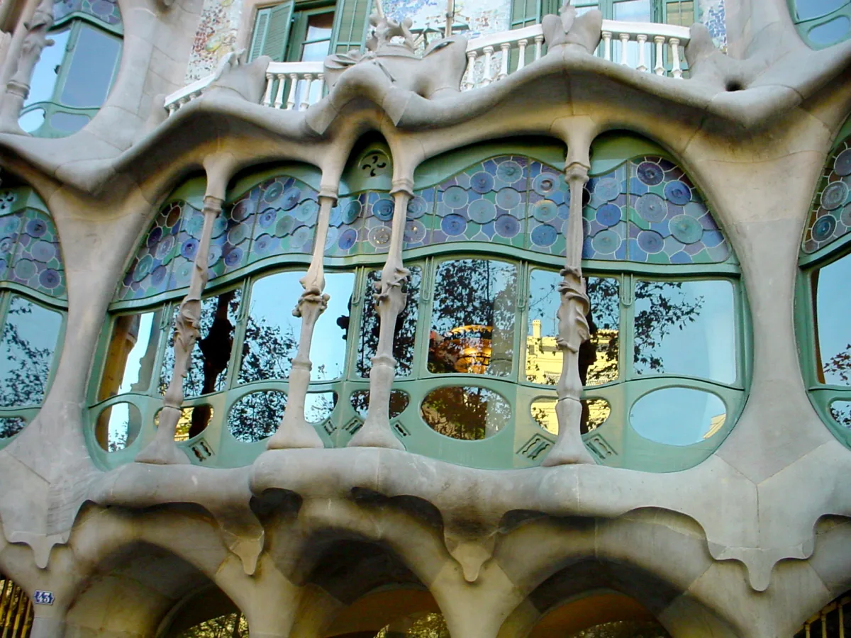 Die geschwungenen Fensterrahmen an der Fassade der Casa Batlló