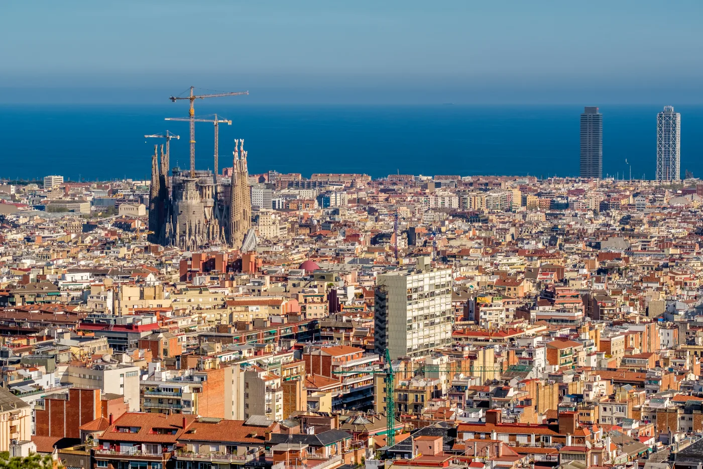 Blick über die Dächer Barcelonas auf die Sagrada Família und das Meer