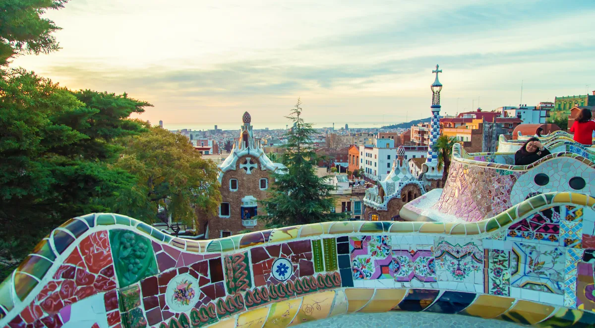 Die geschwungene Mosaikbank auf der Terrasse des Park Güell