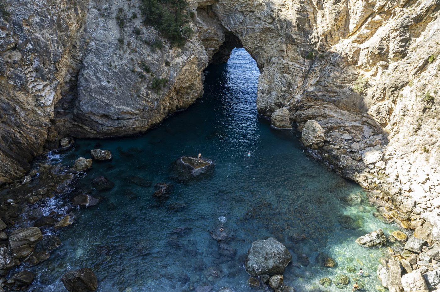 Felsbogen und türkisfarbenes Wasser an Maltas Küste – Blue Grotto