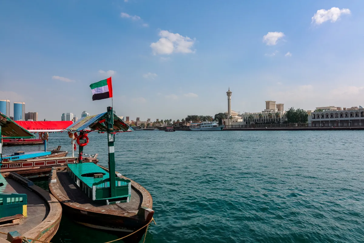 Ein hölzernes Abra-Boot mit Fahne am Dubai Creek