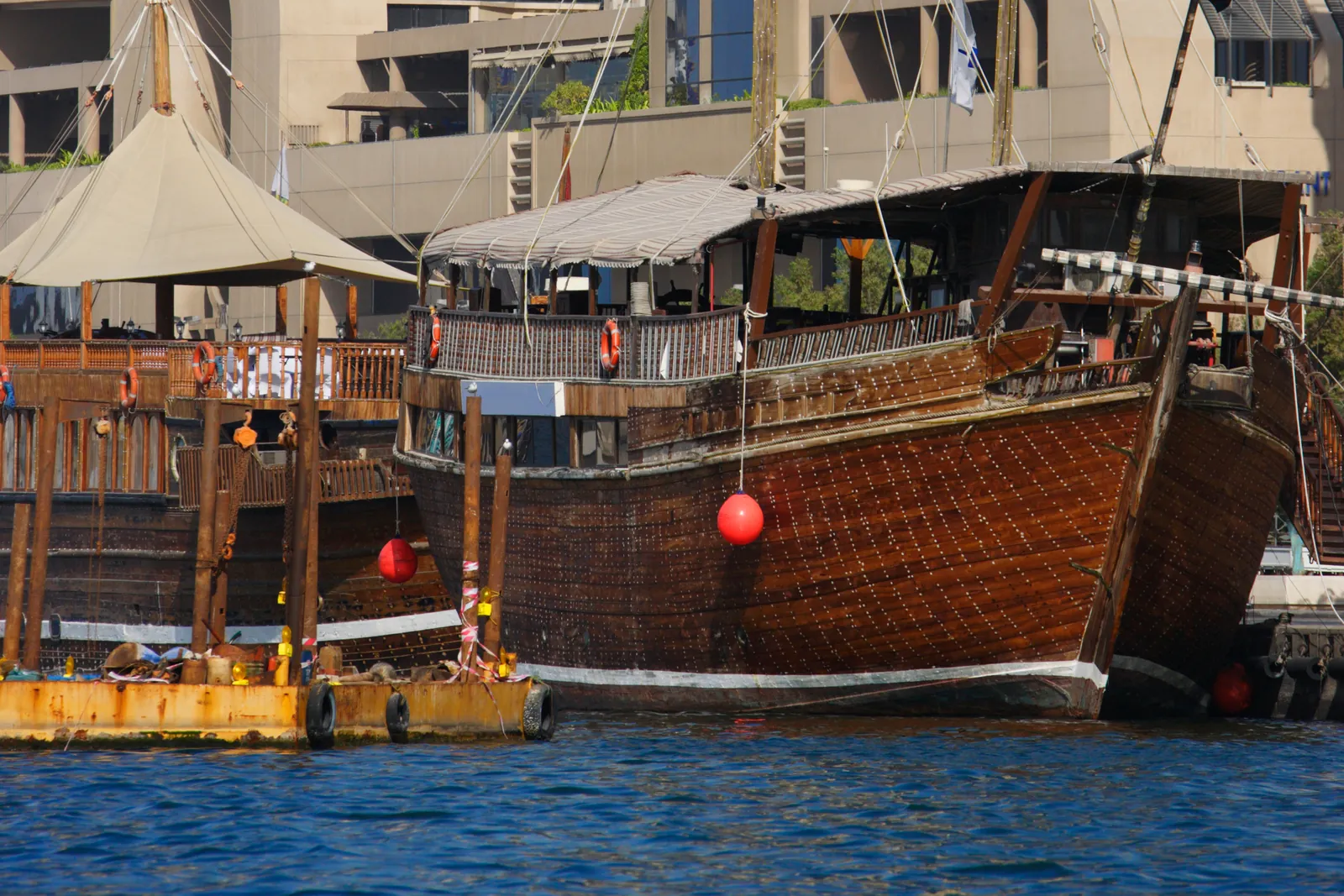Eine hölzerne Dau am Ufer des Dubai Creek