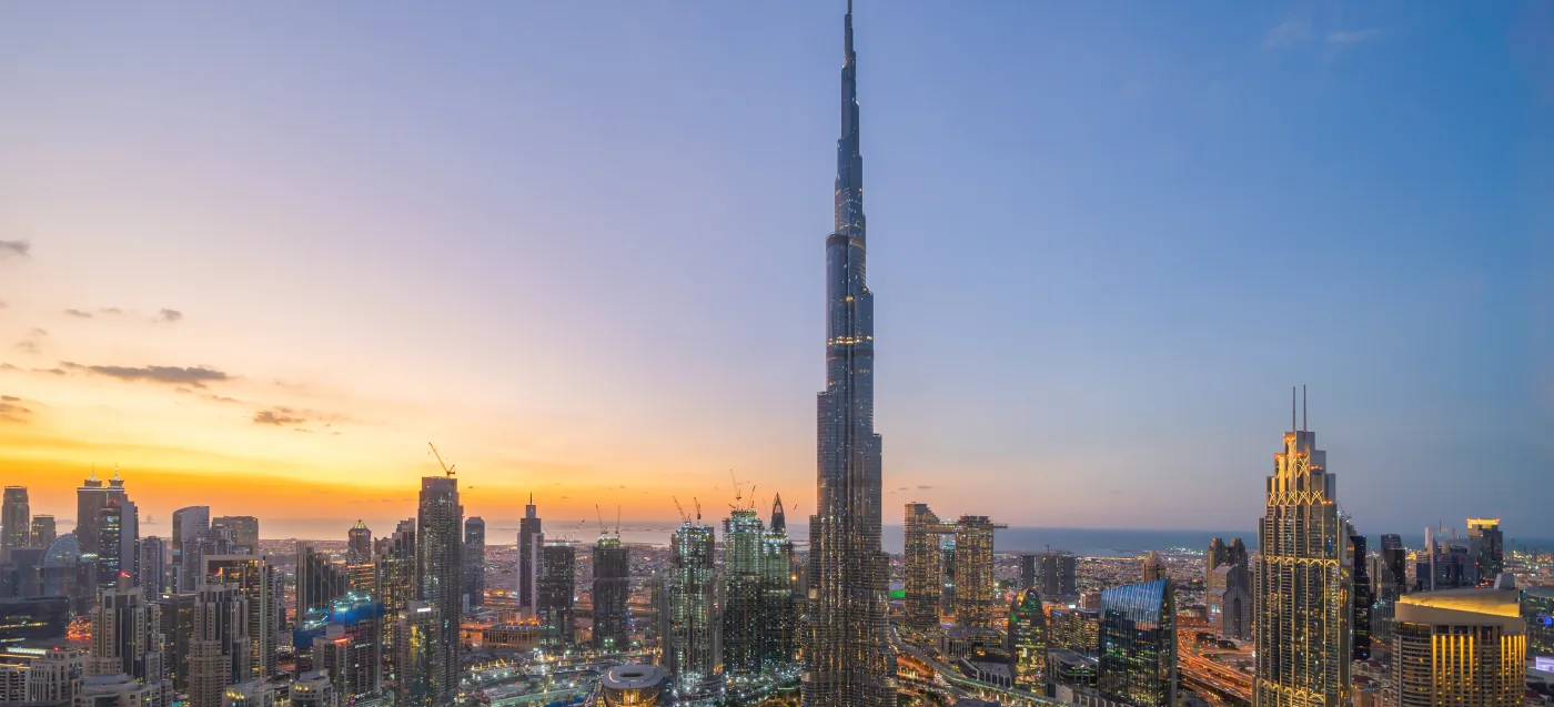 Downtown Dubai mit dem Burj Khalifa bei Sonnenuntergang