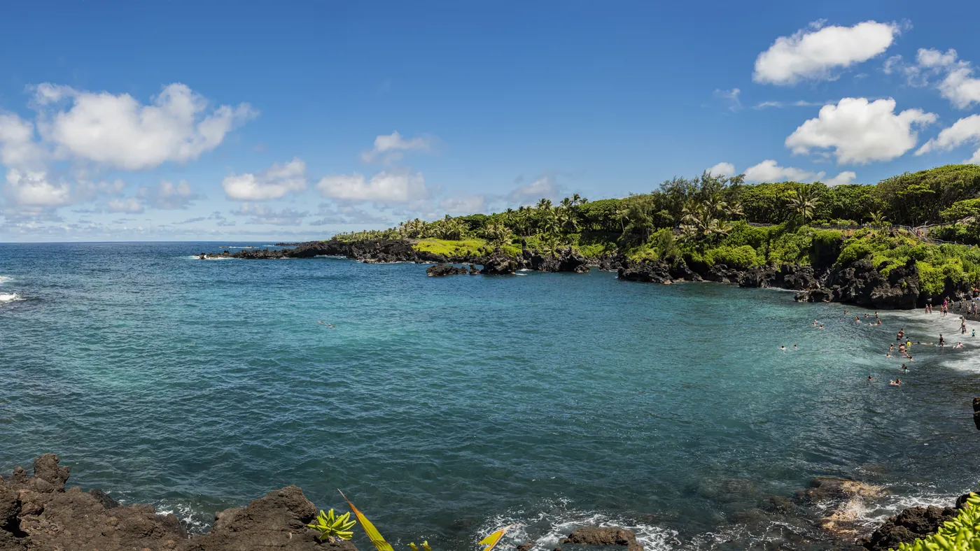 Die Bucht von Waiʻānapanapa an der Road to Hana auf Maui