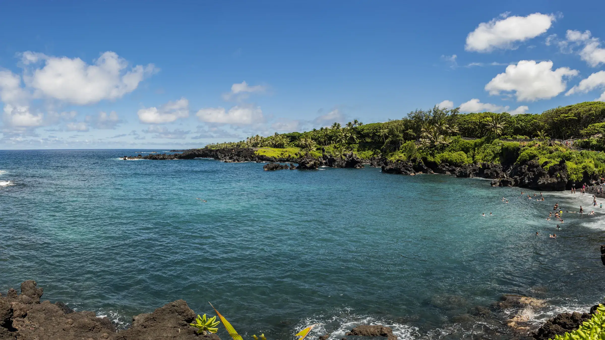 Die Bucht von Waiʻānapanapa an der Road to Hana auf Maui