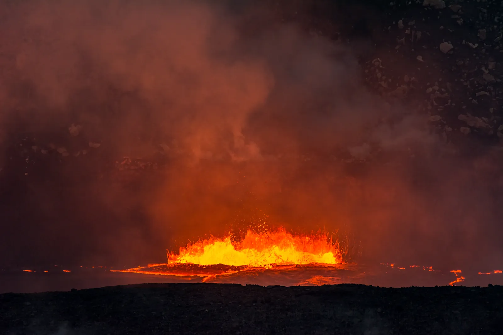 Glühende Lava im Krater des Kīlauea bei Nacht