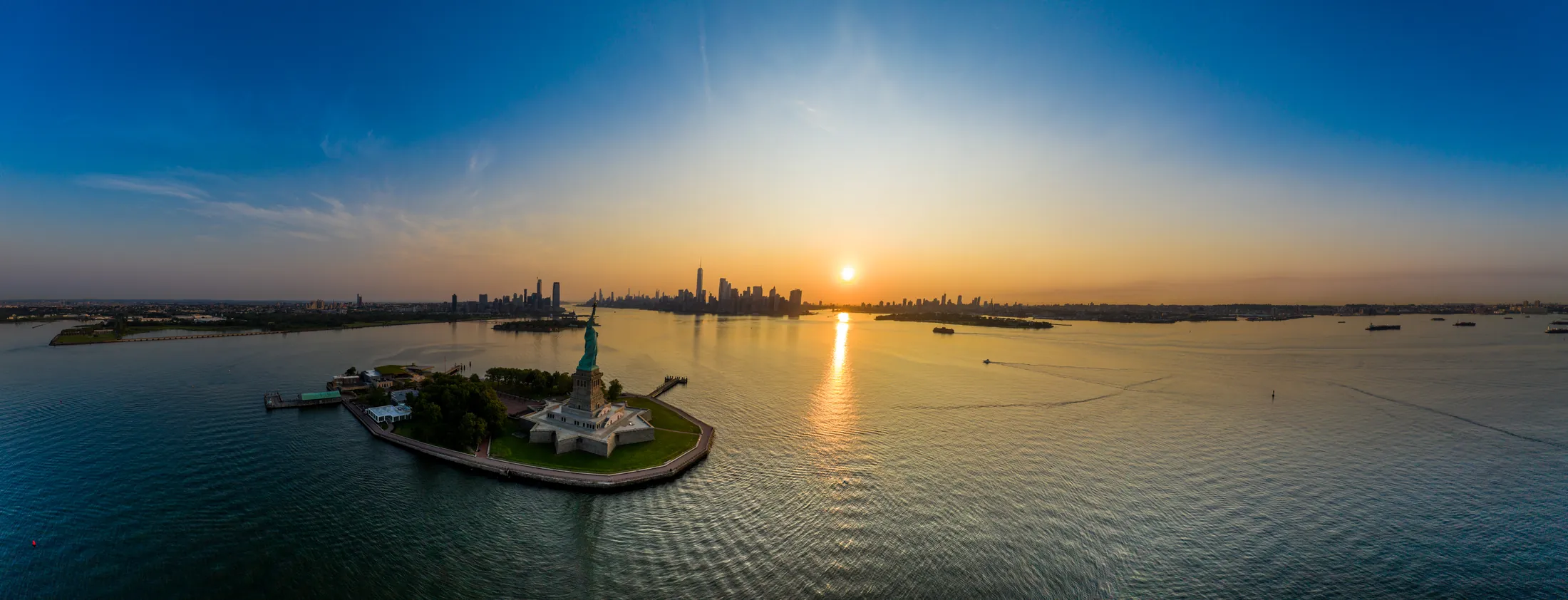New York – Skyline und Freiheitsstatue bei Sonnenaufgang