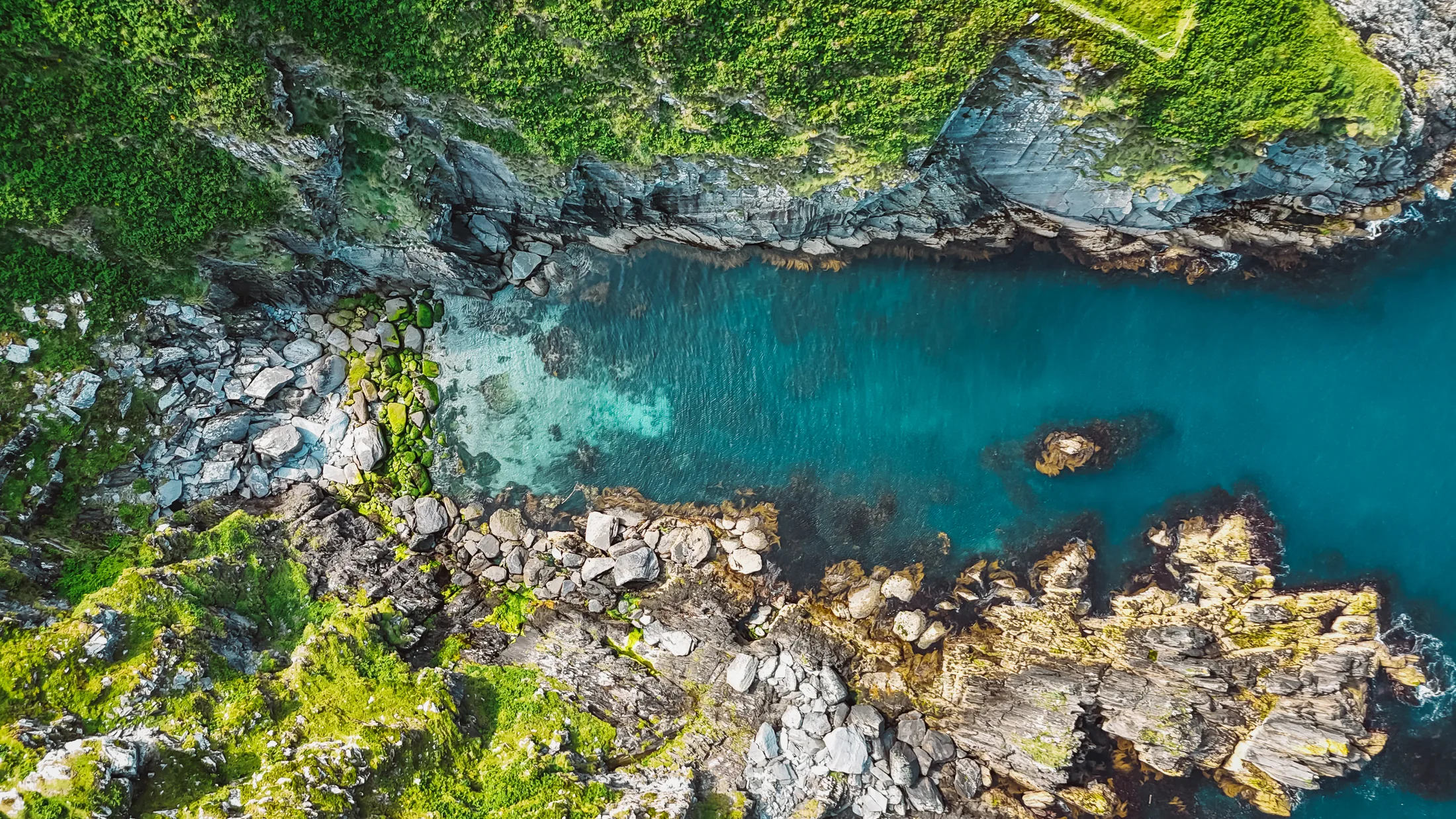 Türkisblaue Bucht an der Beara-Halbinsel, Luftaufnahme