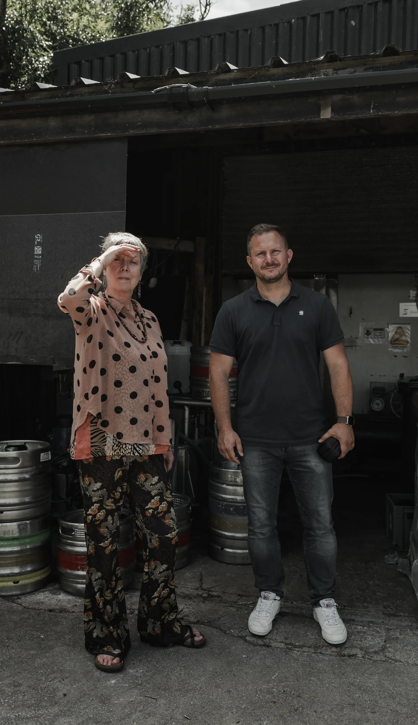 Benny mit Brauerin Adrienne vor den Bierfässern der West Kerry Brewery