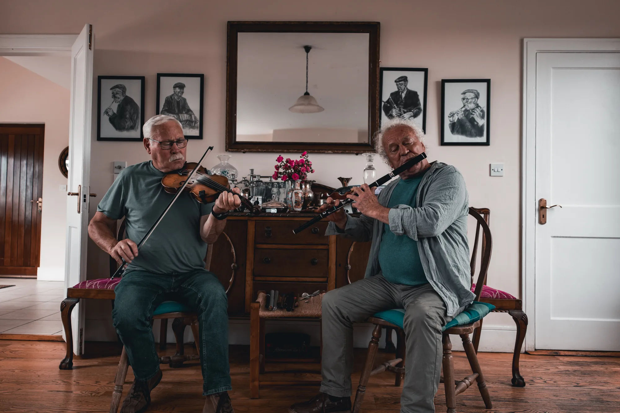 Zwei irische Musiker spielen Fiddle und Flöte