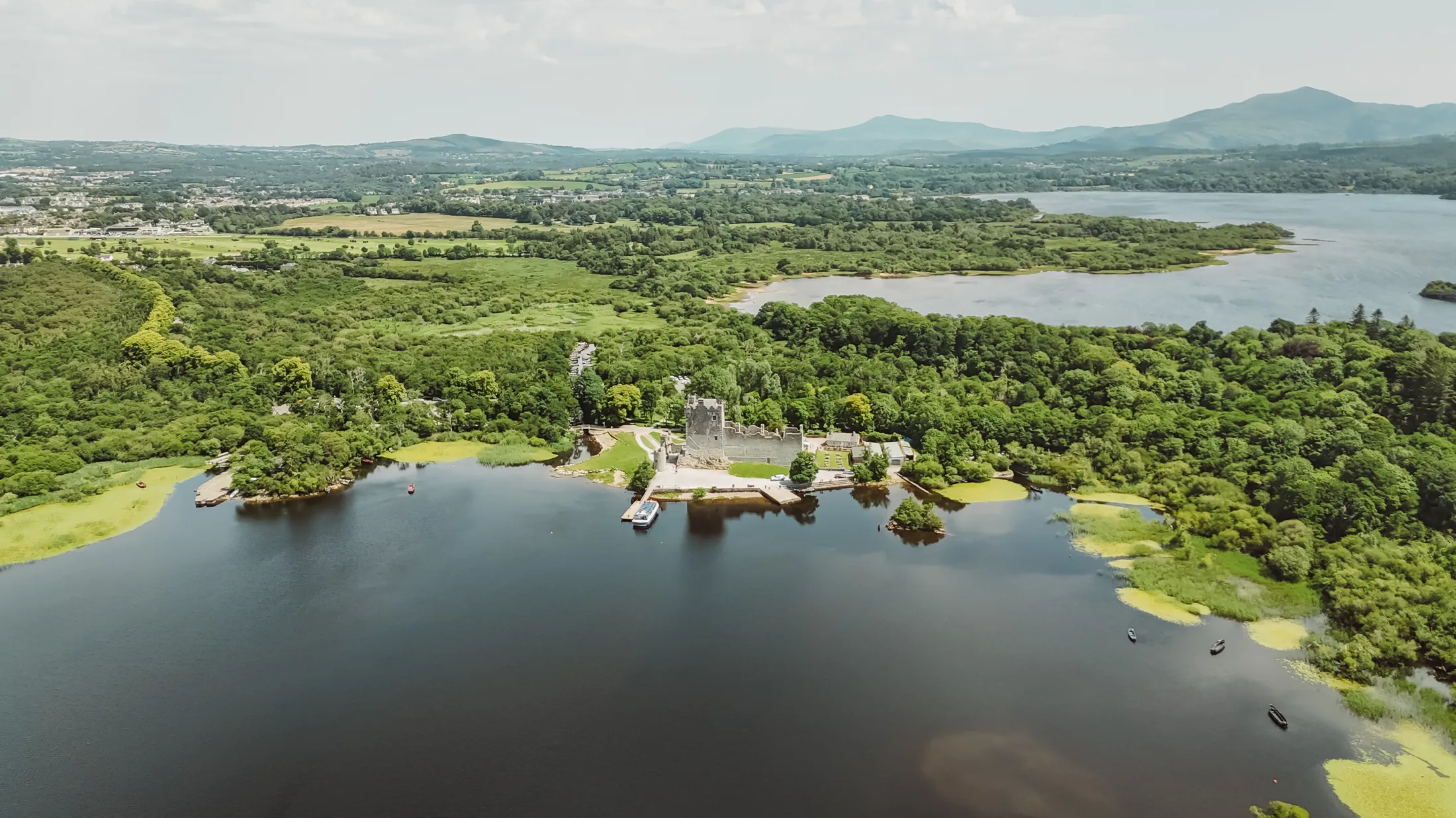 Ross Castle am See im Killarney Nationalpark, Luftaufnahme