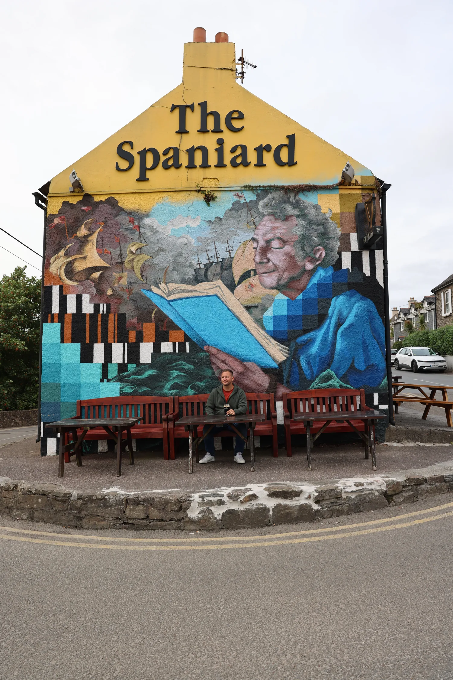 The Spaniard Pub in Kinsale mit großem Wandbild