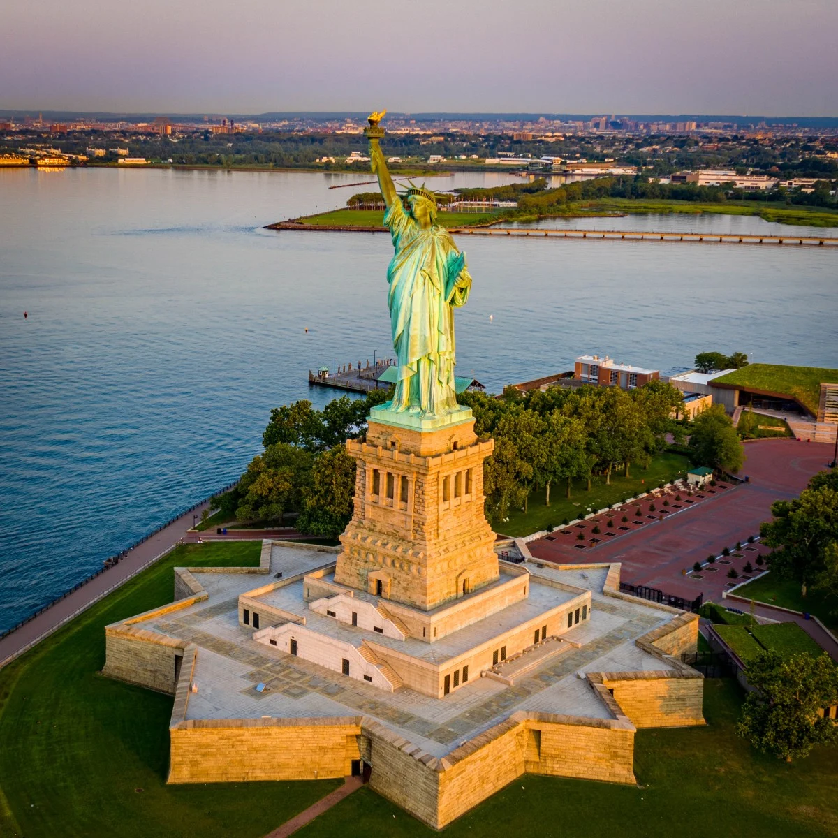 Die Freiheitsstatue auf Liberty Island aus der Luft