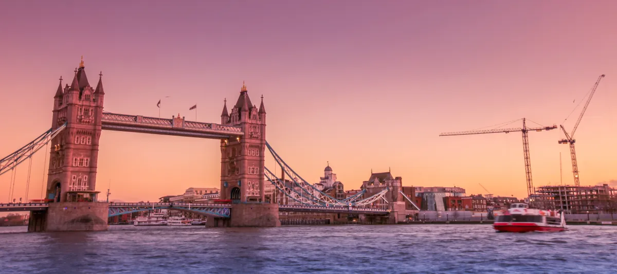 Die Tower Bridge über der Themse bei Sonnenuntergang