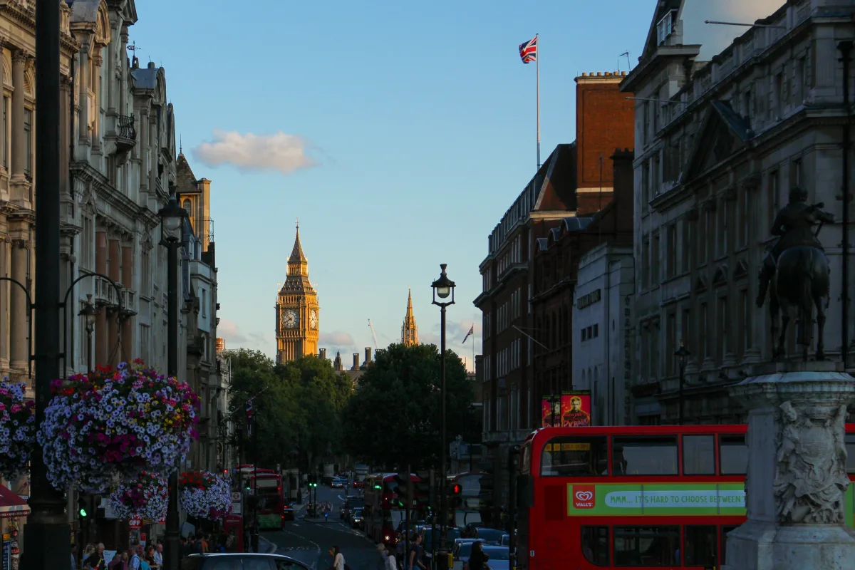 Whitehall mit einem roten Doppeldeckerbus, im Hintergrund Big Ben