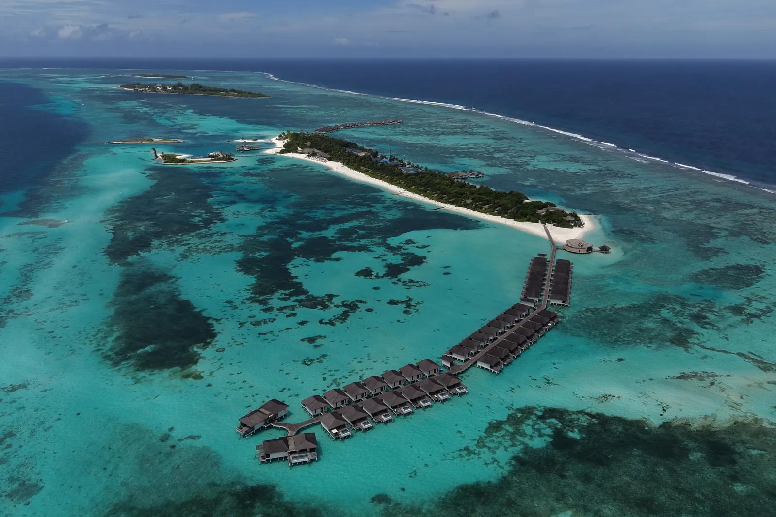 Resortinsel mit Wasserbungalows im Lhaviyani-Atoll aus der Luft