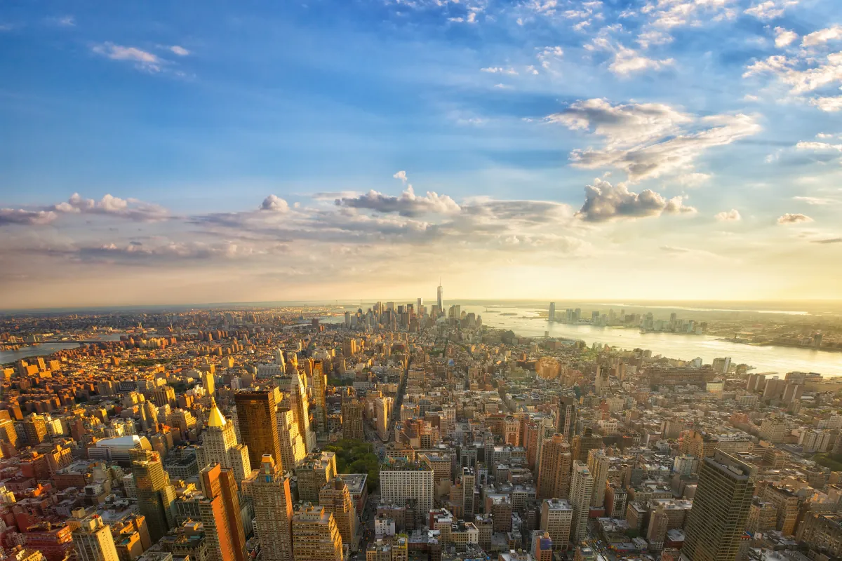 Blick von oben über Manhattan im Abendlicht bis zum Hudson