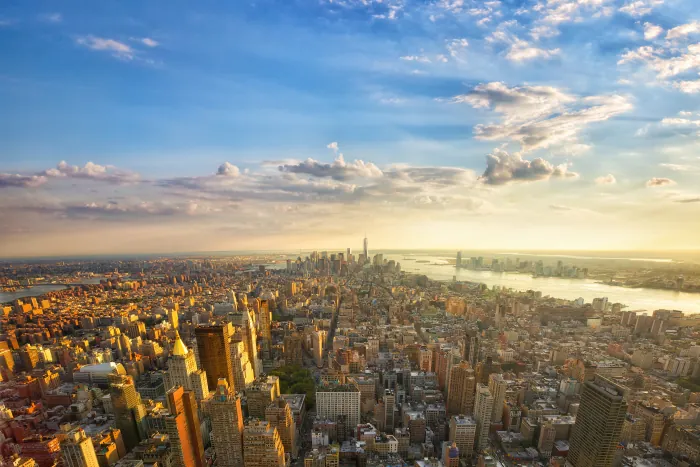 Blick von oben über Manhattan im Abendlicht bis zum Hudson