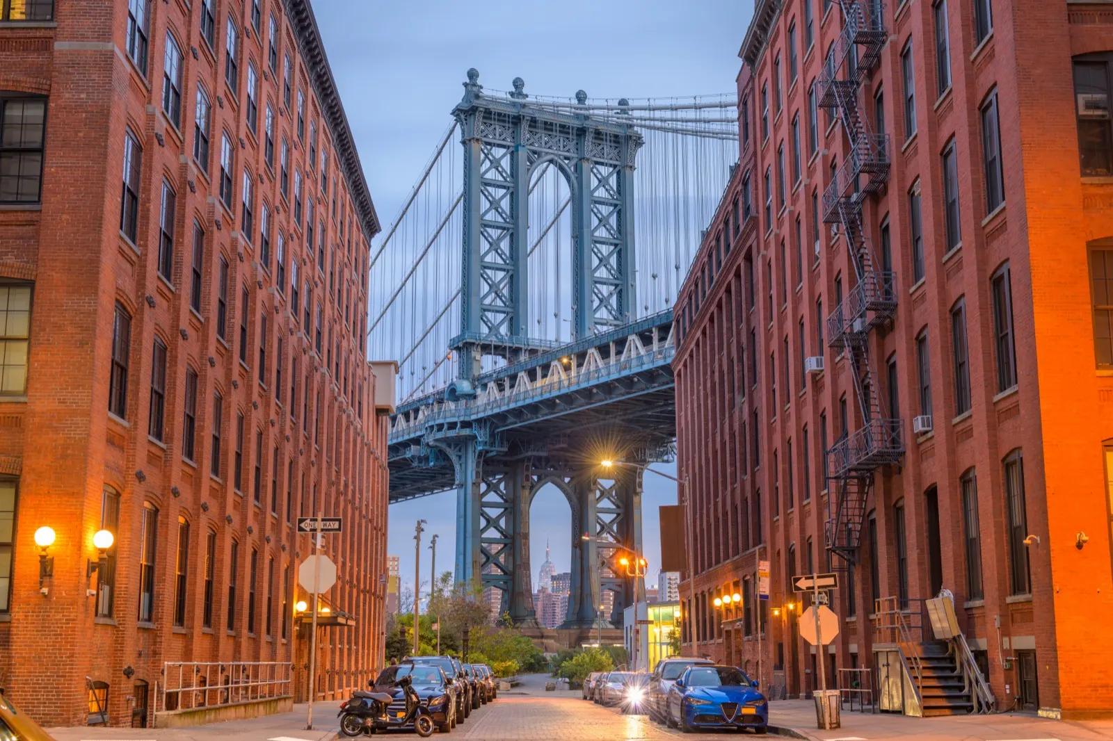 Die Manhattan Bridge zwischen den Backsteinhäusern der Washington Street in Dumbo
